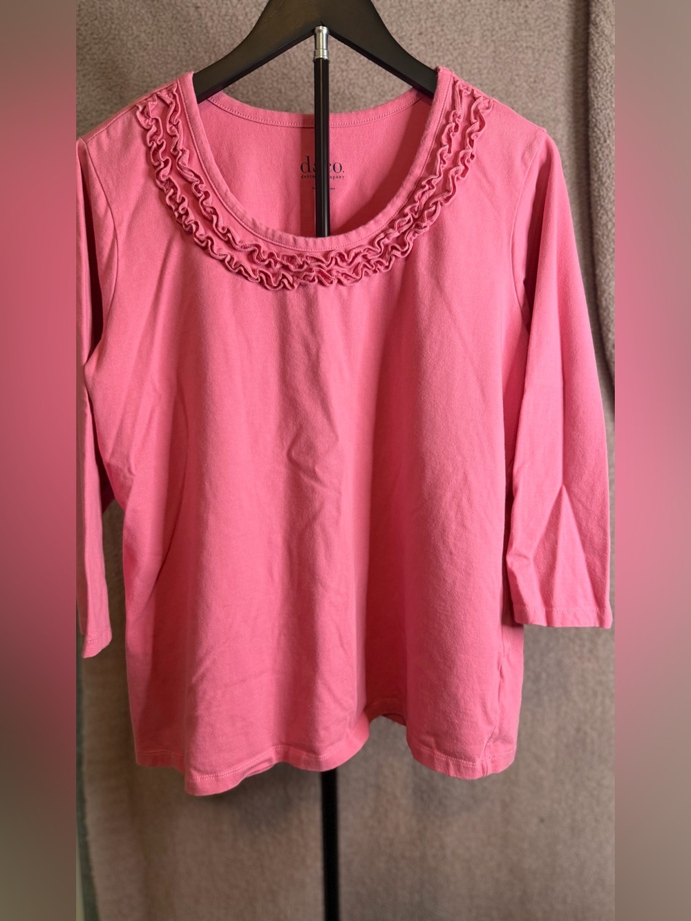 d&co Denim + Company Pink Ruffle Neck Top M 3/4 Sleeve Scoop Neck